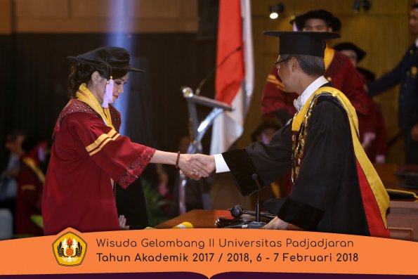 Wisuda Unpad Gel I I TA 2017-2018 Fak Kedokteran Gigi oleh Rektor 046