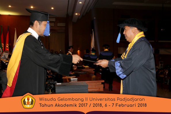 Wisuda Unpad Gel I I TA 2017-2018 Fak Ilmu Sosial Dan Ilmu Politik oleh Dekan 012