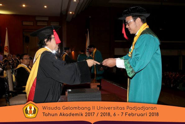 Wisuda Unpad Gel I I TA 2017-2018 Fakultas Hukum oleh Dekan 017