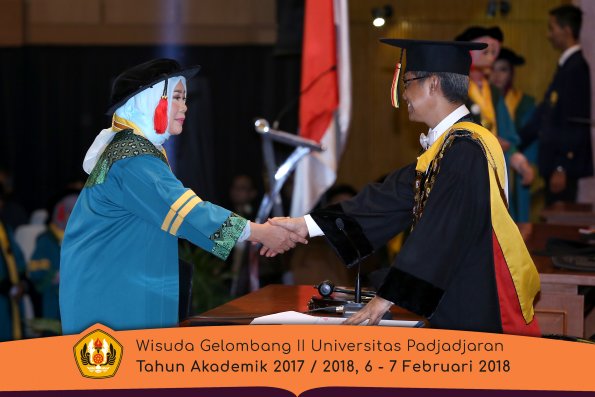 Wisuda Unpad Gel I I TA 2017-2018 Fakultas Hukum oleh Rektor 004