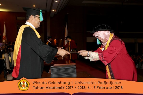Wisuda Unpad Gel I I TA 2017-2018 Fakultas perikanan dan kelautan oleh Dekan 010
