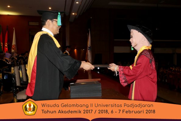 Wisuda Unpad Gel I I TA 2017-2018 Fakultas perikanan dan kelautan oleh Dekan 012
