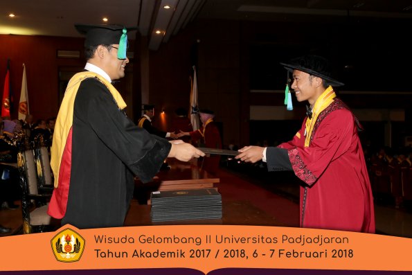 Wisuda Unpad Gel I I TA 2017-2018 Fakultas perikanan dan kelautan oleh Dekan 015