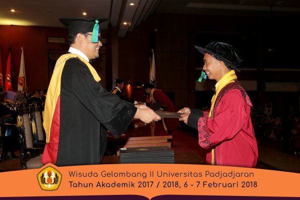 Wisuda Unpad Gel I I TA 2017-2018 Fakultas perikanan dan kelautan oleh Dekan 018