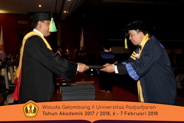 Wisuda Unpad Gel I I TA 2017-2018 Fakultas Ilmu Komunikasi oleh Dekan 004