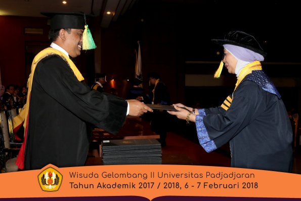 Wisuda Unpad Gel I I TA 2017-2018 Fakultas Ilmu Komunikasi oleh Dekan 005