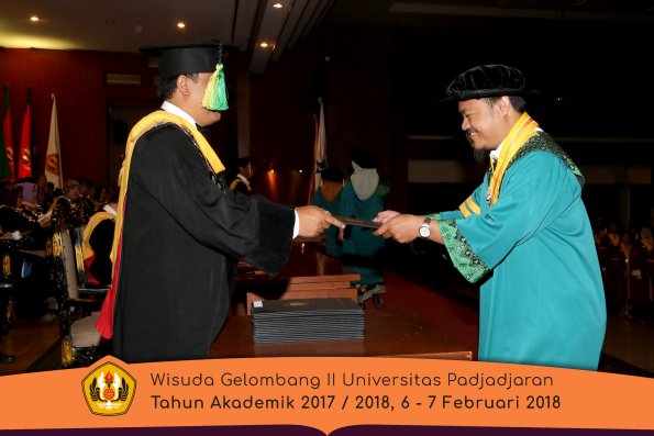 Wisuda Unpad Gel I I TA 2017-2018 Fakultas Ilmu Komunikasi oleh Dekan 014