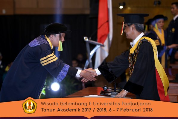 Wisuda Unpad Gel I I TA 2017-2018 Fakultas Ilmu Komunikasi oleh Rektor 004