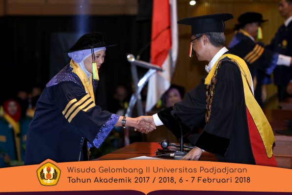 Wisuda Unpad Gel I I TA 2017-2018 Fakultas Ilmu Komunikasi oleh Rektor 005