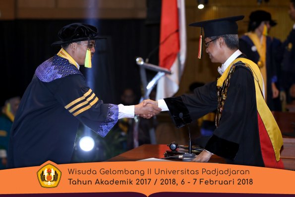 Wisuda Unpad Gel I I TA 2017-2018 Fakultas Ilmu Komunikasi oleh Rektor 006