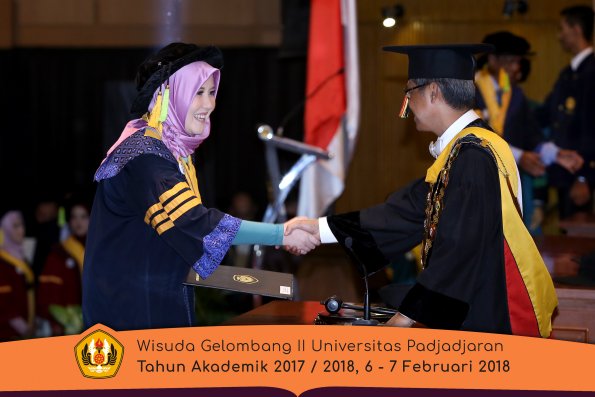 Wisuda Unpad Gel I I TA 2017-2018 Fakultas Ilmu Komunikasi oleh Rektor 009