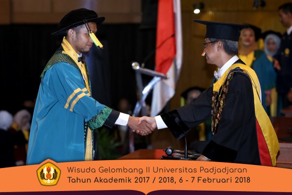 Wisuda Unpad Gel I I TA 2017-2018 Fakultas Ilmu Komunikasi oleh Rektor 011