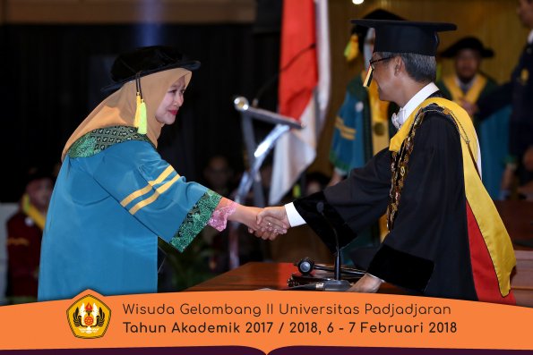 Wisuda Unpad Gel I I TA 2017-2018 Fakultas Ilmu Komunikasi oleh Rektor 012