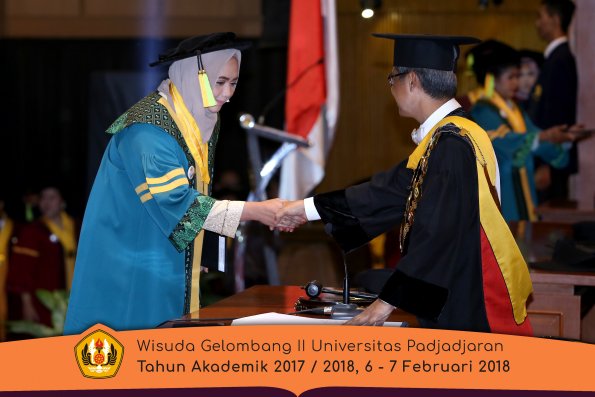 Wisuda Unpad Gel I I TA 2017-2018 Fakultas Ilmu Komunikasi oleh Rektor 016