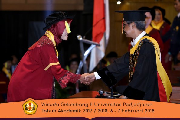 Wisuda Unpad Gel I I TA 2017-2018 Fakultas Ilmu Komunikasi oleh Rektor 018