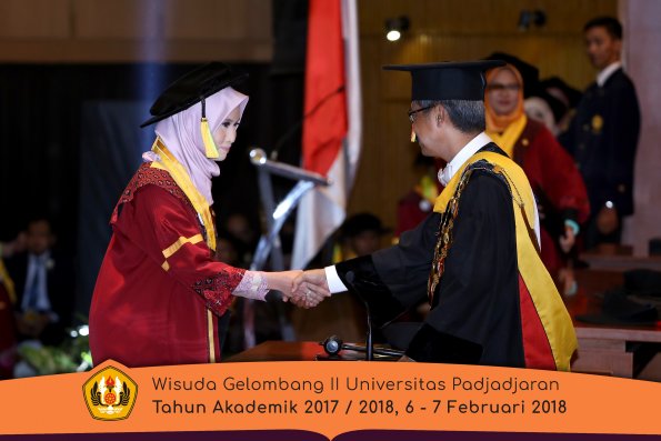 Wisuda Unpad Gel I I TA 2017-2018 Fakultas Ilmu Komunikasi oleh Rektor 019
