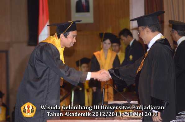 wisuda-unpad-gel-iii-ta-2012_2013-fakultas-ekonomi-dan-bisnis-oleh-rektor-003