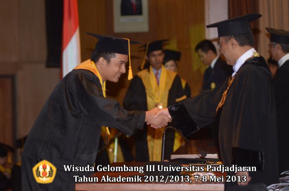 wisuda-unpad-gel-iii-ta-2012_2013-fakultas-ekonomi-dan-bisnis-oleh-rektor-016