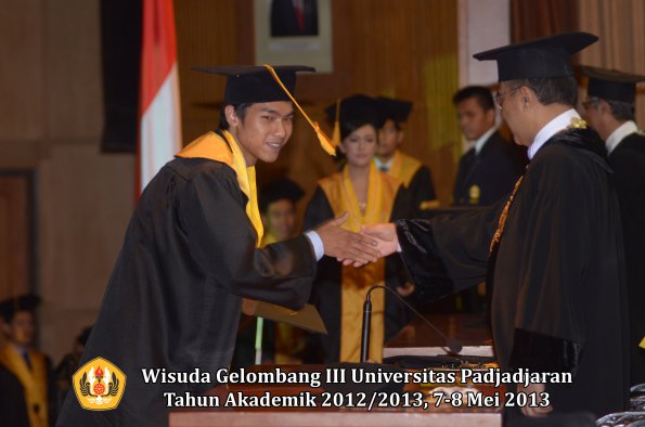 wisuda-unpad-gel-iii-ta-2012_2013-fakultas-ekonomi-dan-bisnis-oleh-rektor-017