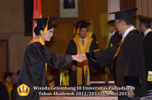 wisuda-unpad-gel-iii-ta-2012_2013-fakultas-ekonomi-dan-bisnis-oleh-rektor-018