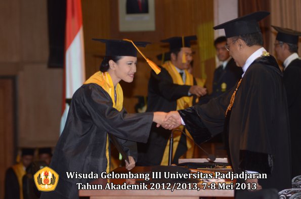 wisuda-unpad-gel-iii-ta-2012_2013-fakultas-ekonomi-dan-bisnis-oleh-rektor-022