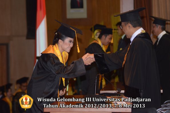 wisuda-unpad-gel-iii-ta-2012_2013-fakultas-ekonomi-dan-bisnis-oleh-rektor-032