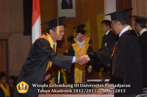 wisuda-unpad-gel-iii-ta-2012_2013-fakultas-ekonomi-dan-bisnis-oleh-rektor-036