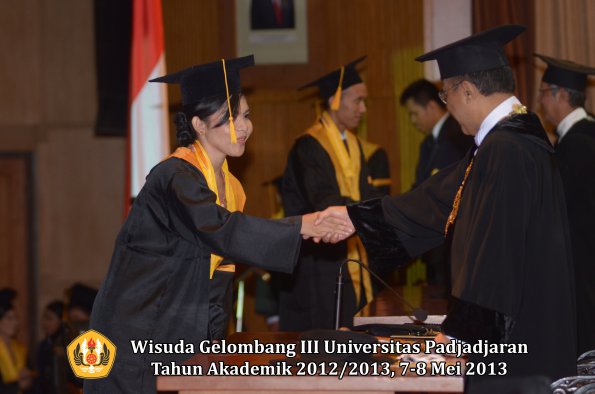 wisuda-unpad-gel-iii-ta-2012_2013-fakultas-ekonomi-dan-bisnis-oleh-rektor-040