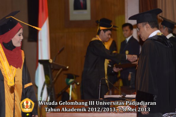 wisuda-unpad-gel-iii-ta-2012_2013-fakultas-ekonomi-dan-bisnis-oleh-rektor-060