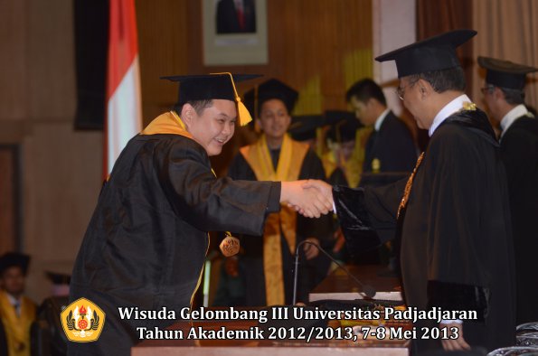 wisuda-unpad-gel-iii-ta-2012_2013-fakultas-ekonomi-dan-bisnis-oleh-rektor-070