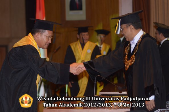 wisuda-unpad-gel-iii-ta-2012_2013-program-pascasarjana-oleh-rektor-021