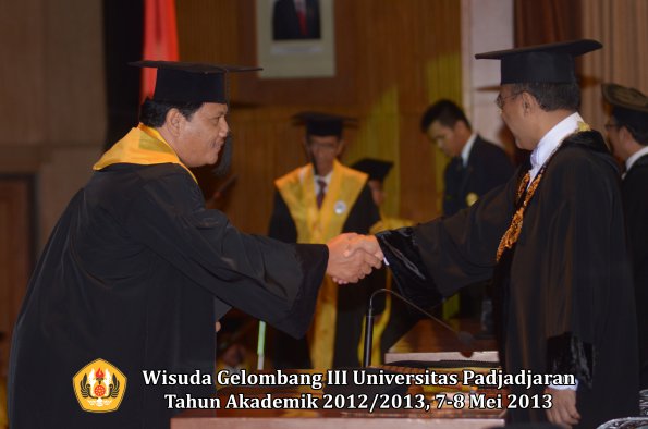 wisuda-unpad-gel-iii-ta-2012_2013-program-pascasarjana-oleh-rektor-022