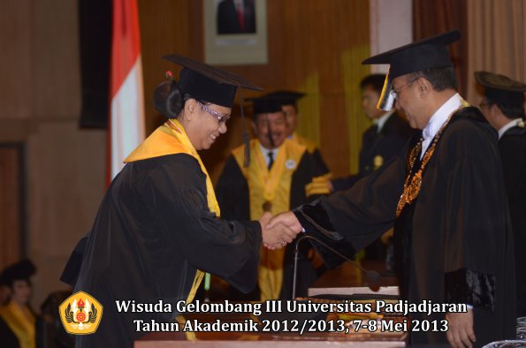 wisuda-unpad-gel-iii-ta-2012_2013-program-pascasarjana-oleh-rektor-026