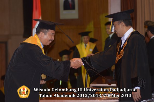 wisuda-unpad-gel-iii-ta-2012_2013-program-pascasarjana-oleh-rektor-028