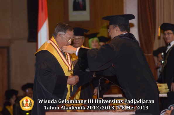 wisuda-unpad-gel-iii-ta-2012_2013-program-pascasarjana-oleh-rektor-030
