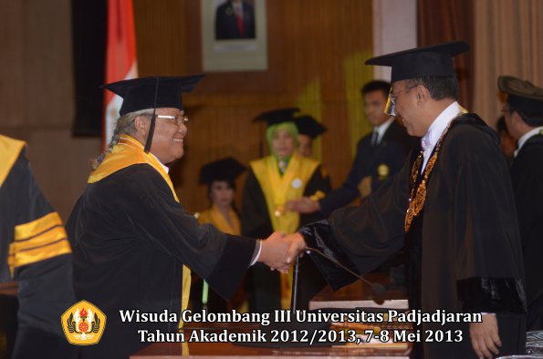 wisuda-unpad-gel-iii-ta-2012_2013-program-pascasarjana-oleh-rektor-032