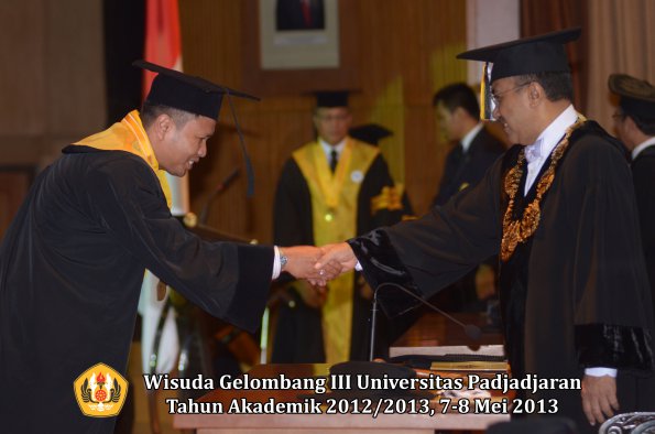 wisuda-unpad-gel-iii-ta-2012_2013-program-pascasarjana-oleh-rektor-043