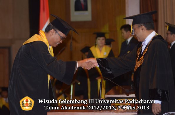 wisuda-unpad-gel-iii-ta-2012_2013-program-pascasarjana-oleh-rektor-050