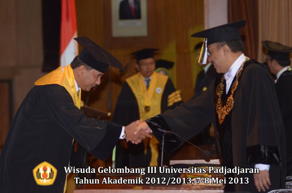 wisuda-unpad-gel-iii-ta-2012_2013-program-pascasarjana-oleh-rektor-056