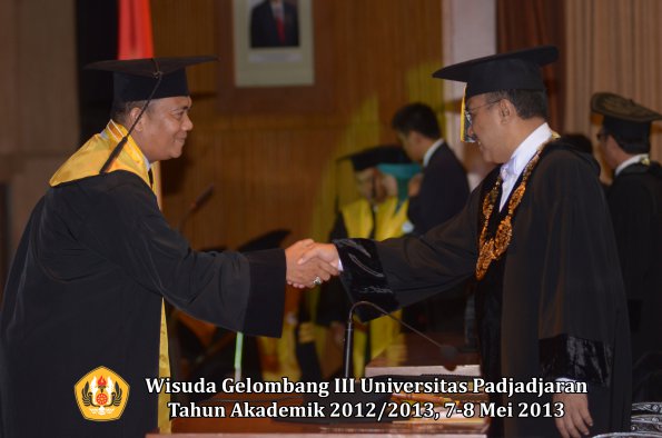 wisuda-unpad-gel-iii-ta-2012_2013-program-pascasarjana-oleh-rektor-062