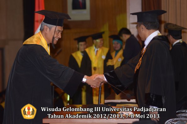 wisuda-unpad-gel-iii-ta-2012_2013-program-pascasarjana-oleh-rektor-063