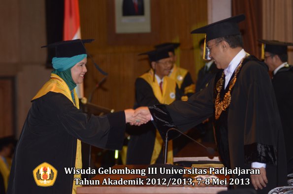 wisuda-unpad-gel-iii-ta-2012_2013-program-pascasarjana-oleh-rektor-064