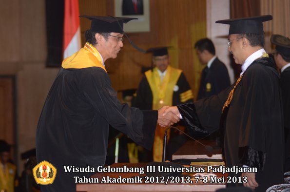 wisuda-unpad-gel-iii-ta-2012_2013-program-pascasarjana-oleh-rektor-069