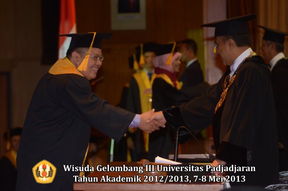 wisuda-unpad-gel-iii-ta-2012_2013-fakultas-ekonomi-dan-bisnis-oleh-rektor-011