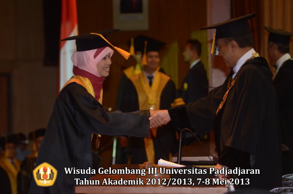 wisuda-unpad-gel-iii-ta-2012_2013-fakultas-ekonomi-dan-bisnis-oleh-rektor-012