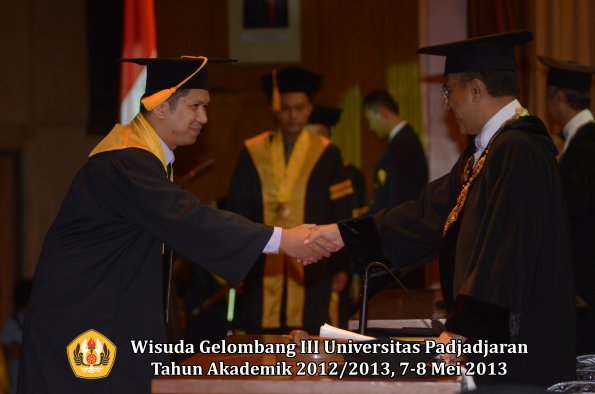 wisuda-unpad-gel-iii-ta-2012_2013-fakultas-ekonomi-dan-bisnis-oleh-rektor-013