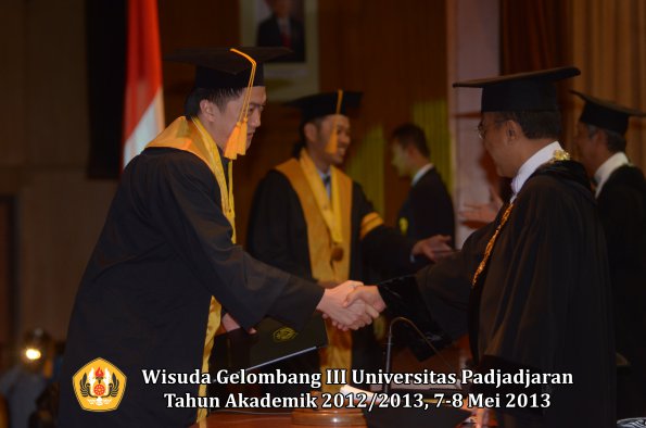 wisuda-unpad-gel-iii-ta-2012_2013-fakultas-ekonomi-dan-bisnis-oleh-rektor-017