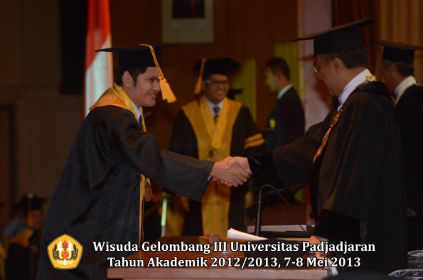 wisuda-unpad-gel-iii-ta-2012_2013-fakultas-ekonomi-dan-bisnis-oleh-rektor-020
