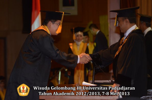 wisuda-unpad-gel-iii-ta-2012_2013-fakultas-ekonomi-dan-bisnis-oleh-rektor-024
