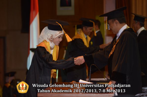 wisuda-unpad-gel-iii-ta-2012_2013-fakultas-ekonomi-dan-bisnis-oleh-rektor-025